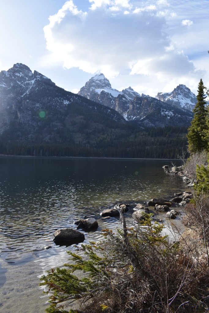 alpine lake surrounded by mountains